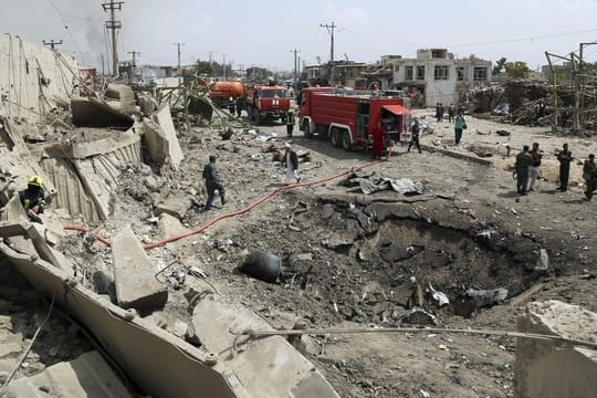 Rettungskräfte und Polizisten am Anschlagsort in Kabul.
