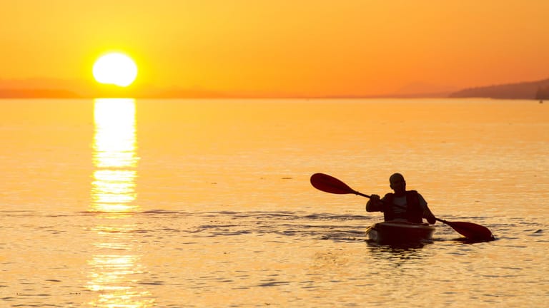 Kayaker beim Sonnenuntergang: An der Sunshine Coast spielt sich viel auf dem Wasser ab.