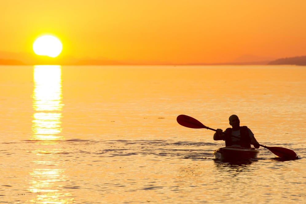 Kayaker beim Sonnenuntergang: An der Sunshine Coast spielt sich viel auf dem Wasser ab.