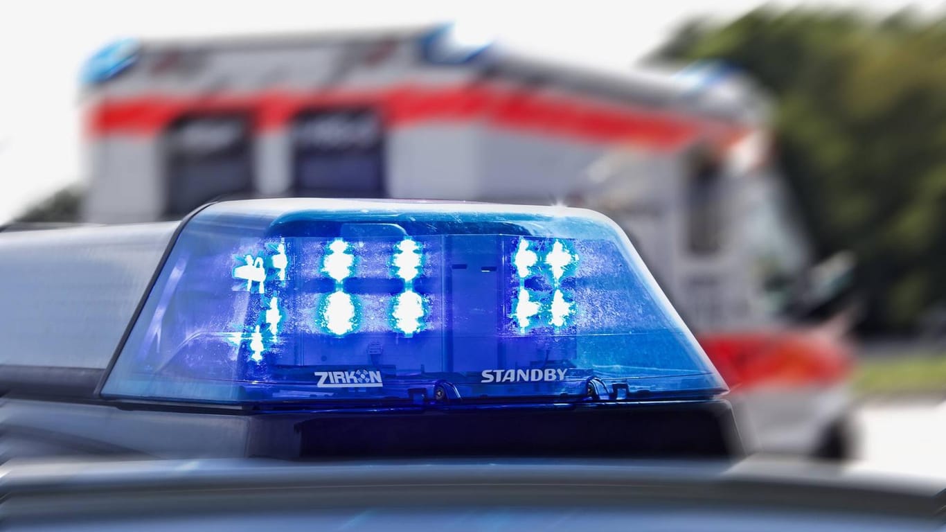 Blaulicht der Polizei: In Wuppertal brannte am Dienstag ein Auto mitten auf der Straße aus.