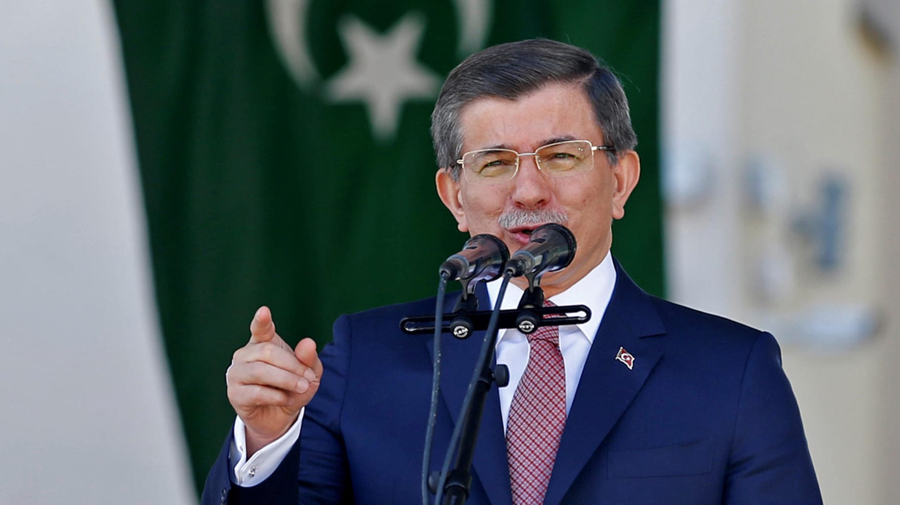 Ahmet Davutoglu, Ex-Ministerpräsident, hält eine Rede (Archivbild): Neben Davutoglu sollen drei weitere Mitglieder aus der Partei ausgeschlossen werden.