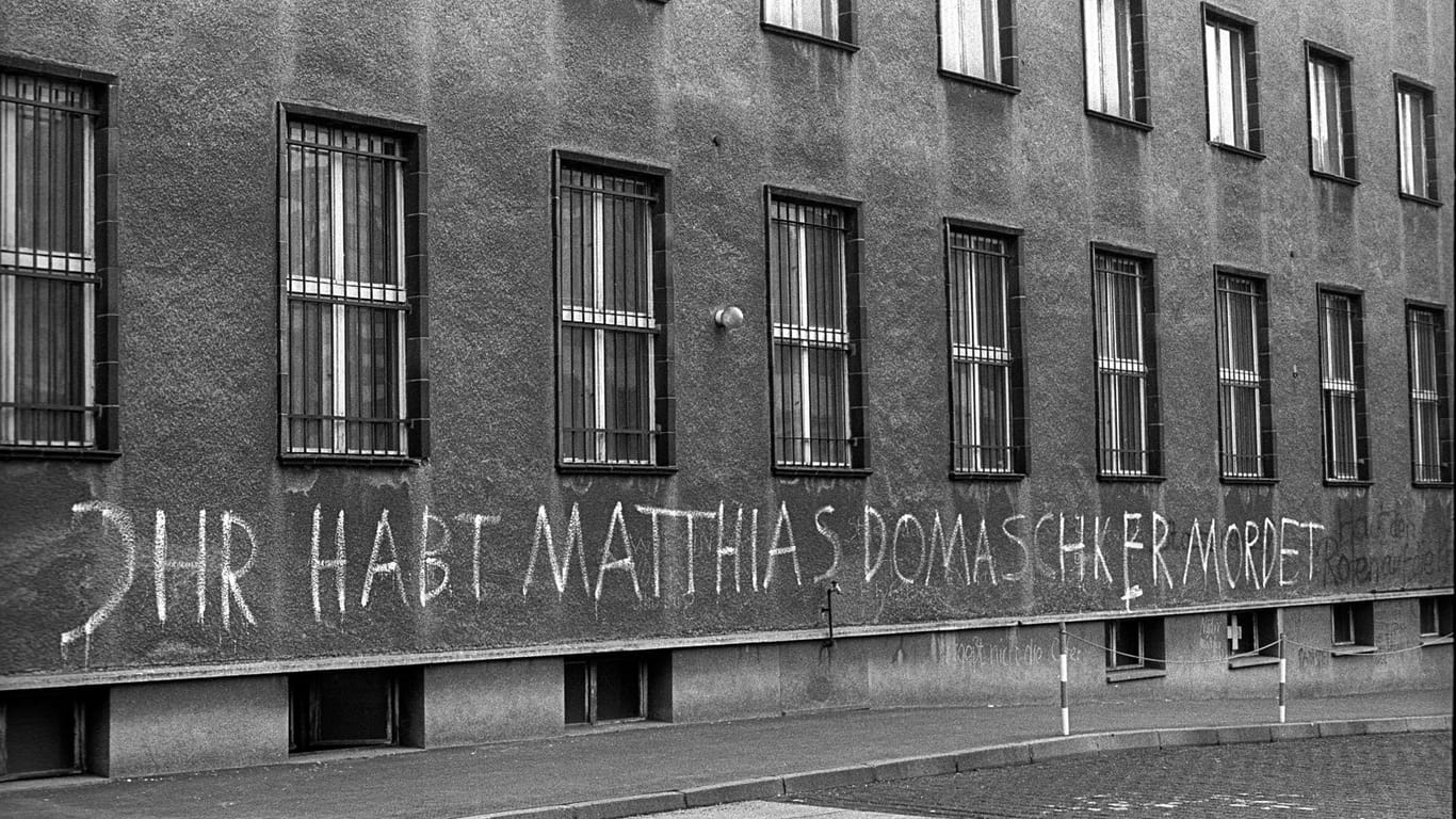 Die Stasi-Zentrale kurz nach der Wende: Eine Erinnerung an den Tod von Domaschk.