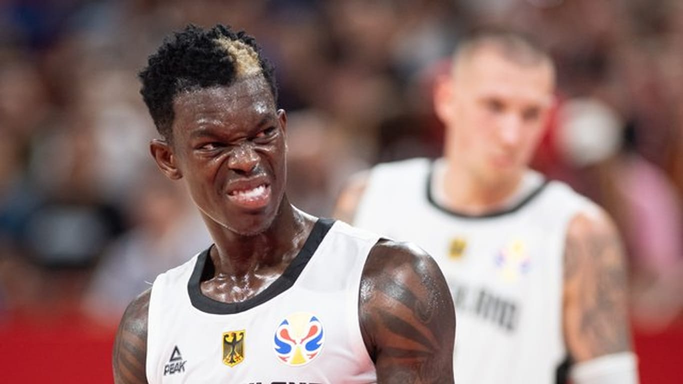 Die deutschen Basketballer um Dennis Schröder (l) kassierten eine bittere Niederlage gegen die Dominikanische Republik.