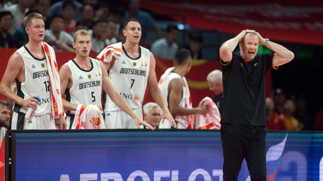 Bundestrainer Henrik Rödl (r.) und die Bankspieler zeigen sich fassungslos.