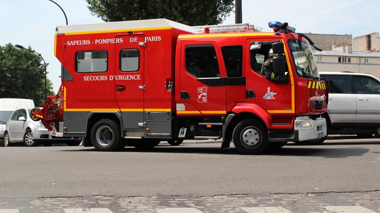 Französische Feuerwehr im Einsatz (Symbolbild): Die Polizei geht offenbar zu diesem Zeitpunkt von Brandstiftung aus.