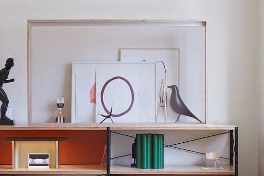 Panasonics Prototyp ist ein Fernseher wie eine Vitrine, zumindest so lange er ausgeschaltet ist - dank transparentem OLED-Display.