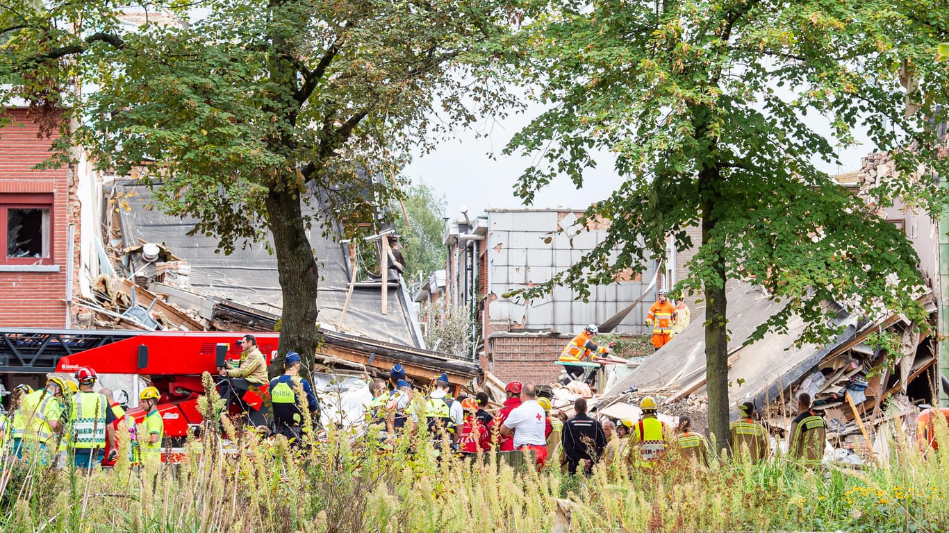 Explosion in Antwerpen: Rettungskräfte suchen nach Verschütteten.