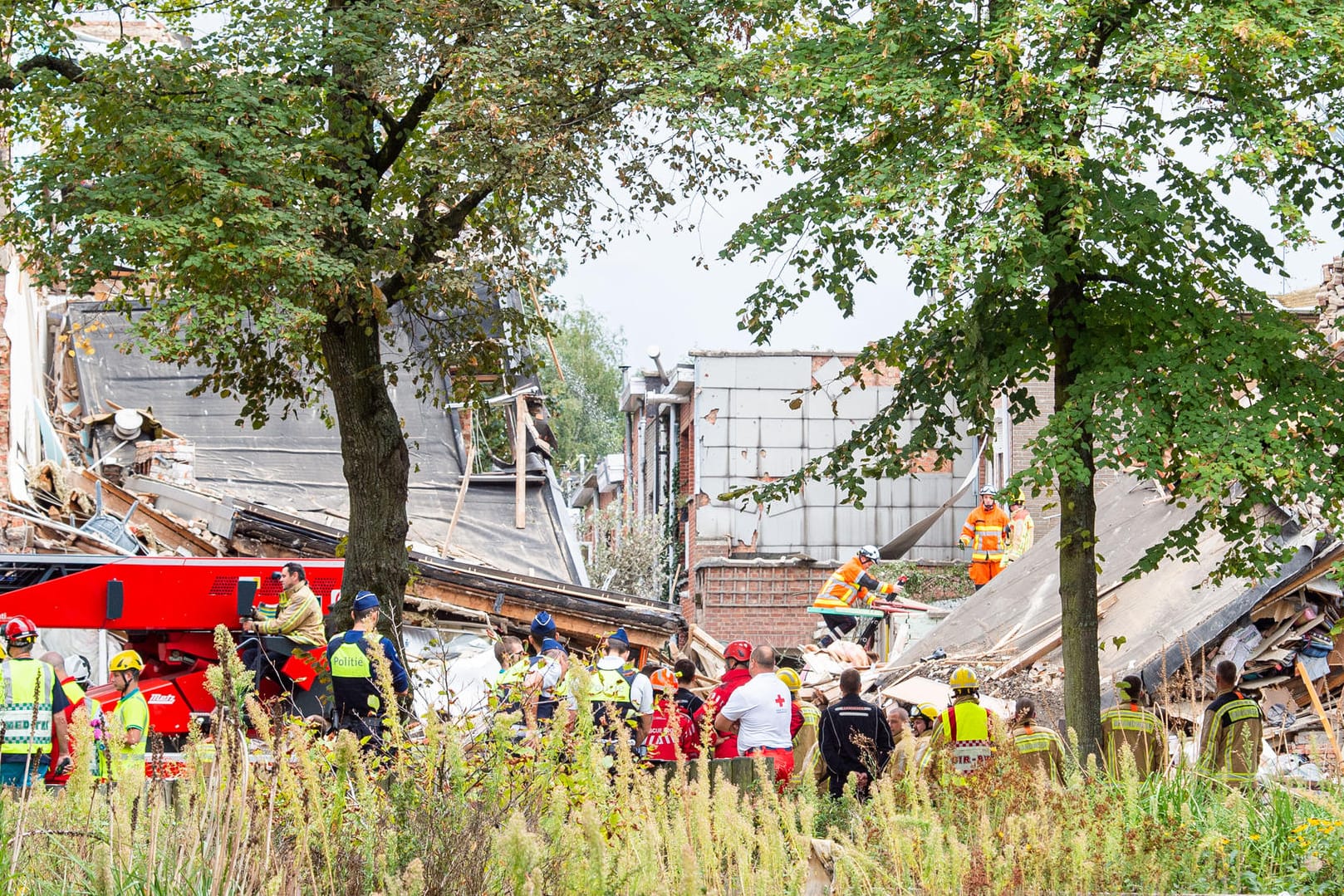 Explosion in Antwerpen: Rettungskräfte suchen nach Verschütteten.