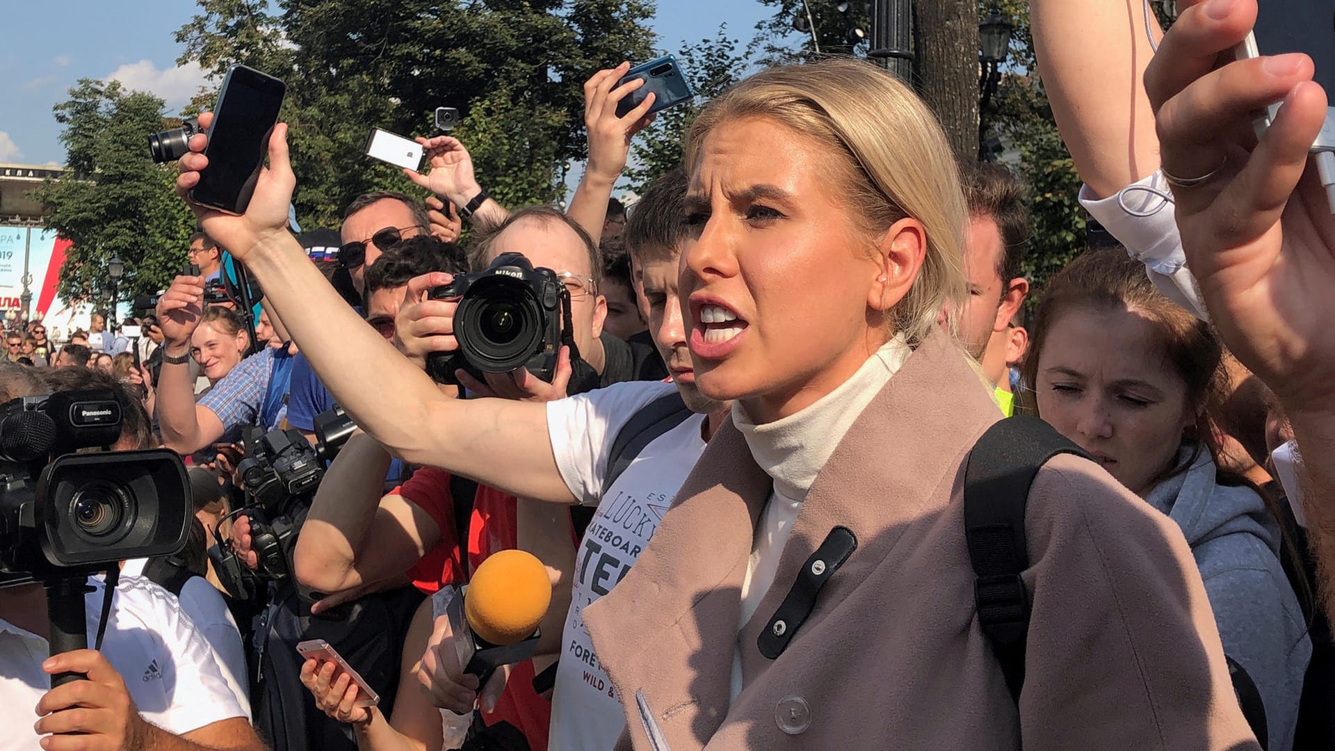 Die Oppositionelle Ljubow Sobol hält eine Rede auf einer Demonstration: Sobol soll bereits am Dienstag vor dem Richter erscheinen.