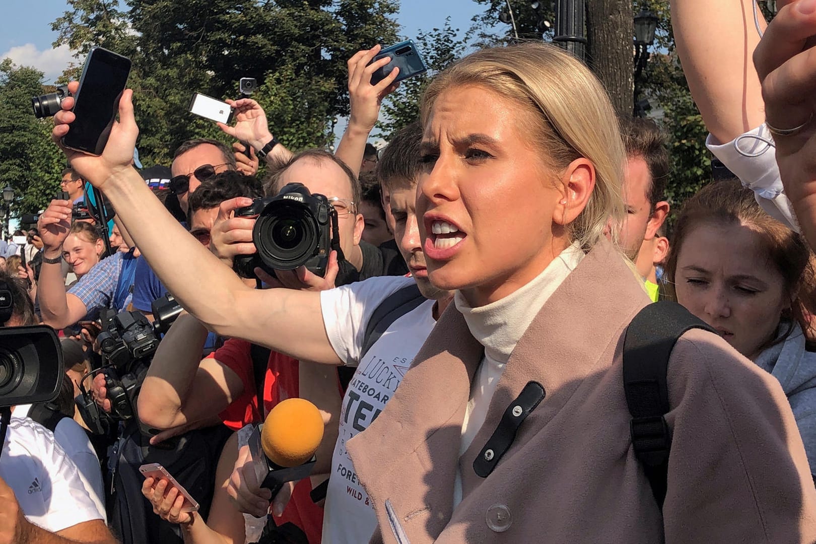 Die Oppositionelle Ljubow Sobol hält eine Rede auf einer Demonstration: Sobol soll bereits am Dienstag vor dem Richter erscheinen.