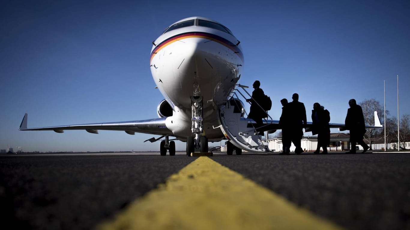 Bundesaußenminister Maas steigt in einen Regierungsflieger vom Typ Global 5000 von Bombardier (Archivbild): Für den Ausfall des Flugzeugs muss vermutlich der Hersteller aufkommen.