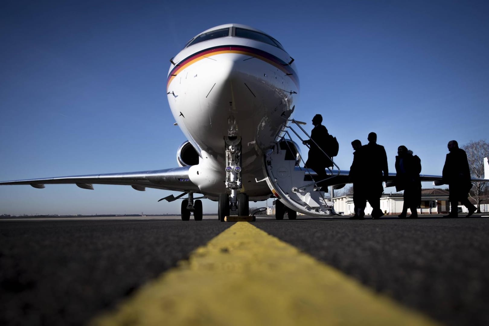 Bundesaußenminister Maas steigt in einen Regierungsflieger vom Typ Global 5000 von Bombardier (Archivbild): Für den Ausfall des Flugzeugs muss vermutlich der Hersteller aufkommen.