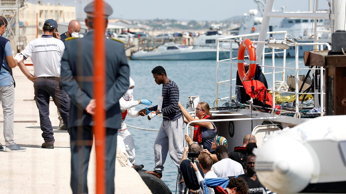 Migranten verlassen das Rettungsschiff "Eleonor": Auch Deutschland wird einige der Menschen aufnehmen.