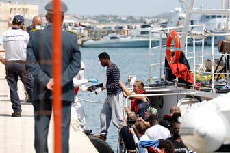 Migranten verlassen das Rettungsschiff "Eleonor": Auch Deutschland wird einige der Menschen aufnehmen.