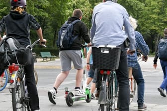 Es wird noch enger in den Städten: E-Tretroller konkurrieren mit Autos, Radfahrern und Fußgängern.