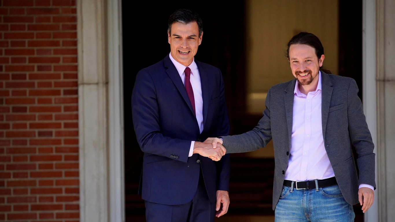 Premierminister Pedro Sanchez begrüßt den Podemos-Chef Pablo Iglesias in Madrid: Der Premierminister hat sich einer Regierungskoalition mit Podemos verweigert.