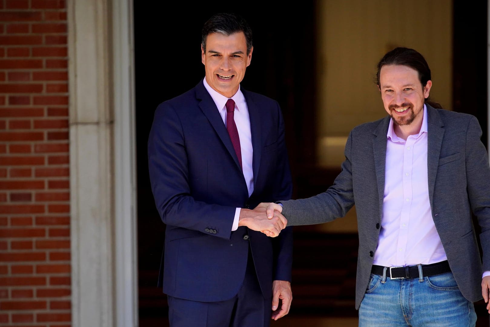 Premierminister Pedro Sanchez begrüßt den Podemos-Chef Pablo Iglesias in Madrid: Der Premierminister hat sich einer Regierungskoalition mit Podemos verweigert.