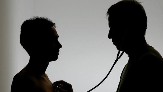 In Deutschland ist Krebs nach den Herz-Kreislauf-Erkrankungen derzeit zweithäufigste Todesursache. In Deutschland ist Krebs nach den Herz-Kreislauf-Erkrankungen derzeit zweithäufigste Todesursache.