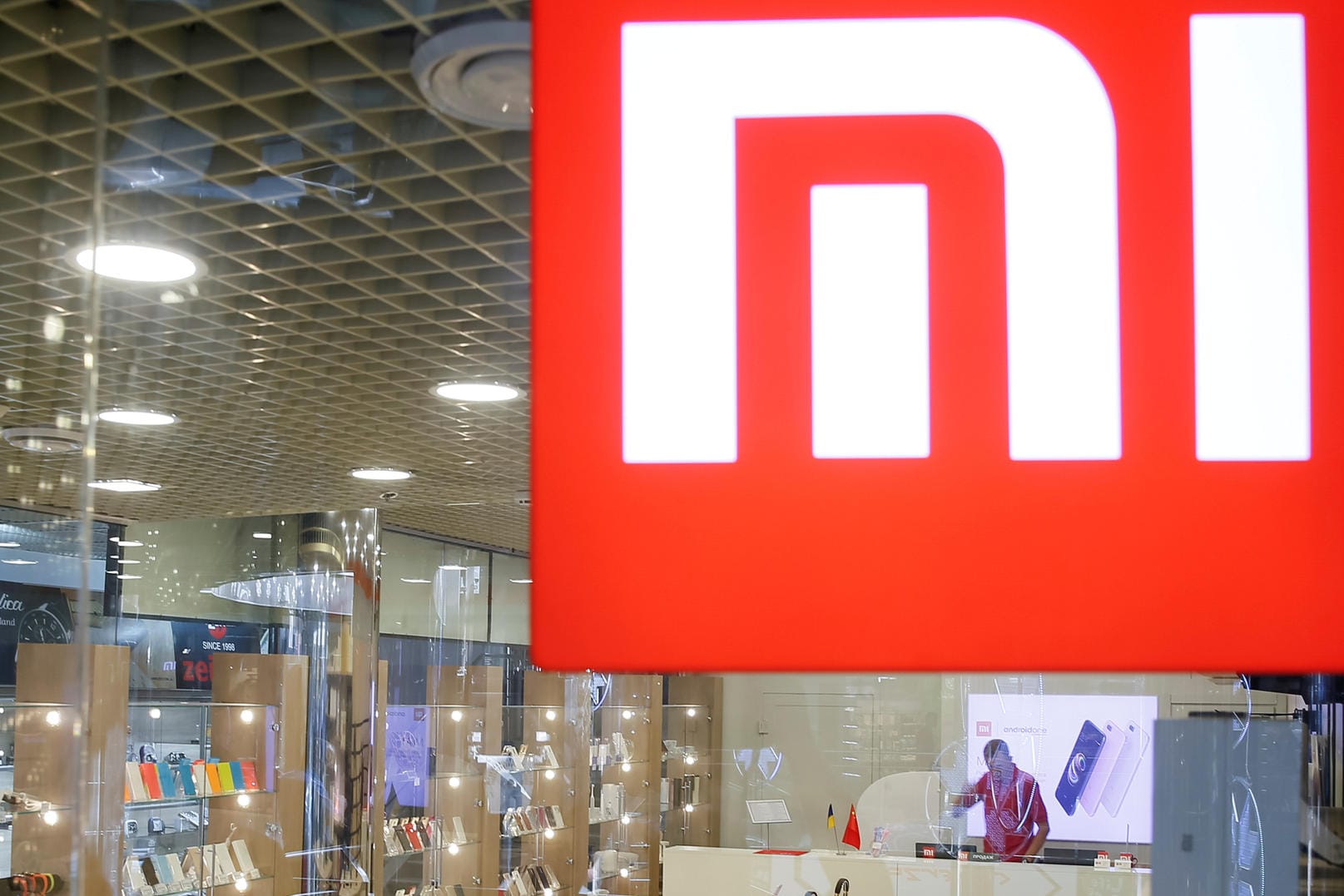 Das Logo von Xiaomi ist in einem Elektronikgeschäft zu sehen: Die chinesische Marke will auf dem europäischen Markt Fuß fassen.