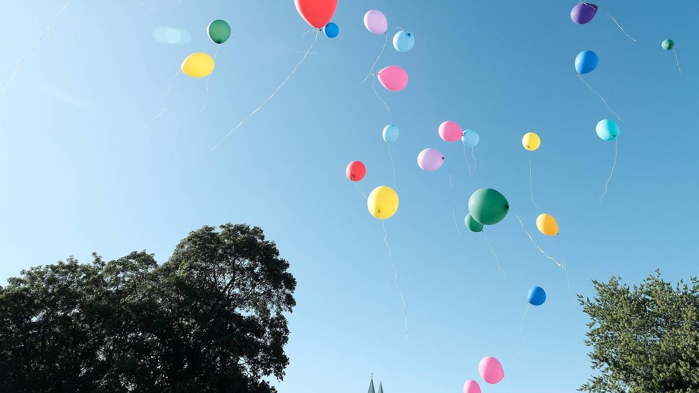 Luftballons steigen in den Himmel: Dem Verbot war ein Antrag einer Bürgerin vorausgegangen.