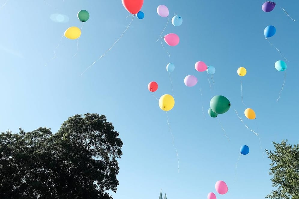 Luftballons steigen in den Himmel: Dem Verbot war ein Antrag einer Bürgerin vorausgegangen.