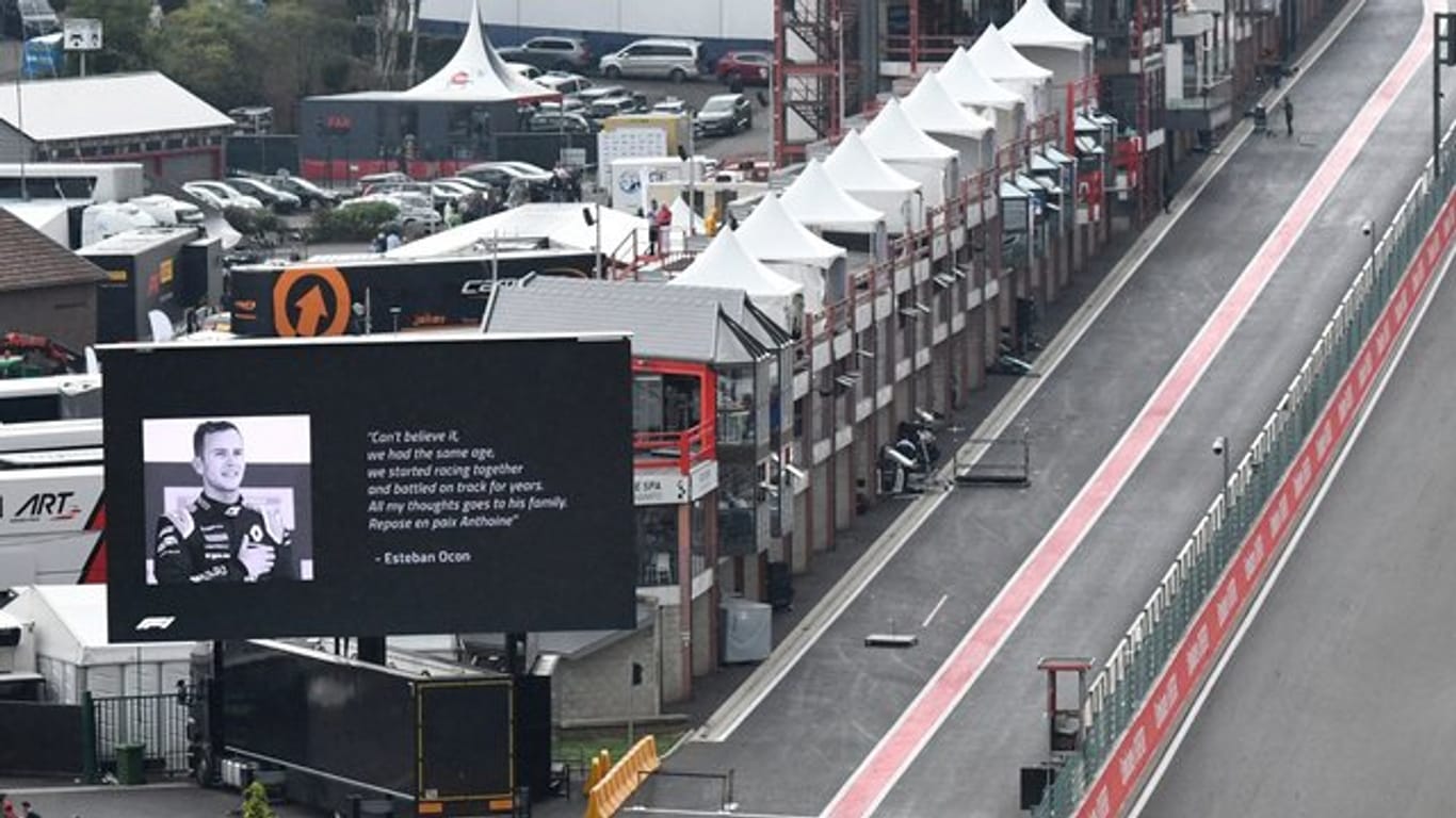 In Spa wird vor dem Formel-1-Rennen ein Bild des verstorbenen französischen Rennfahrers Anthoine Hubert gezeigt.