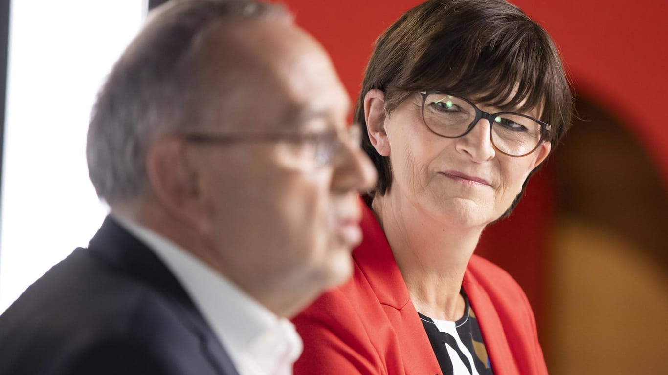 Saskia Esken und Norbert Walter-Borjans: Auch sie sehen die Zukunft der SPD eher in einem links-grünen Bündnis.