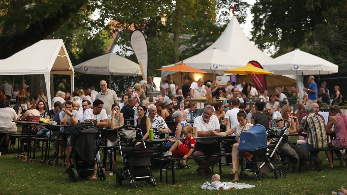 Besucher des 85. Weinmarkts in Mainz: Veranstalter und Polizei sind zufrieden mit dem ersten Wochenende. Besucher des 85. Weinmarkts in Mainz: Veranstalter und Polizei sind zufrieden mit dem ersten Wochenende.