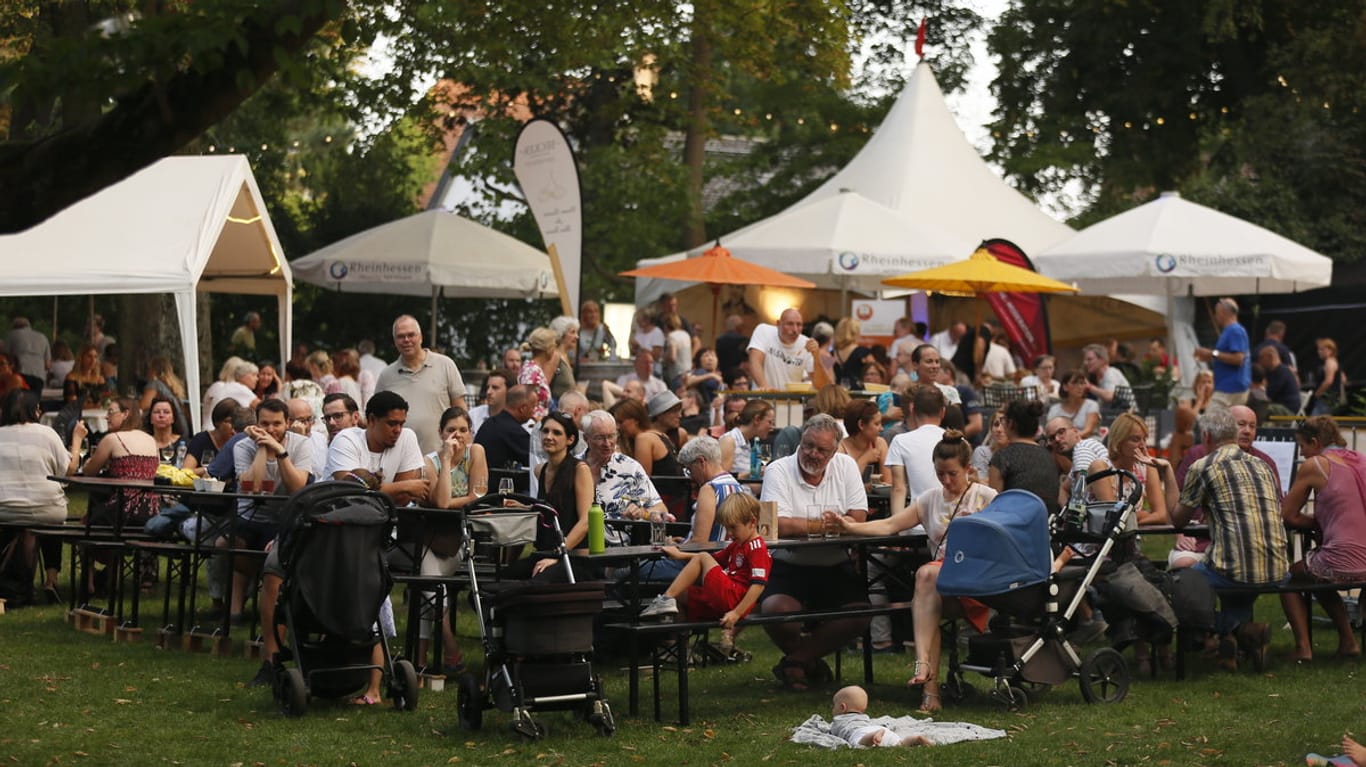 Besucher des 85. Weinmarkts in Mainz: Veranstalter und Polizei sind zufrieden mit dem ersten Wochenende.