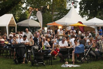 Besucher des 85. Weinmarkts in Mainz: Veranstalter und Polizei sind zufrieden mit dem ersten Wochenende.