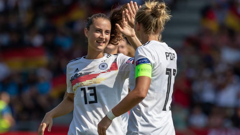 Treffsicher: Sara Däbritz (l.) erzielte gegen die Ukrainerinnen drei Tore.