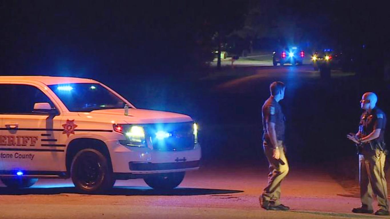 Polizisten in der Nähe des Tatorts in Elkmont im Bundesstaat Alabama.