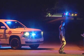 Polizisten in der Nähe des Tatorts in Elkmont im Bundesstaat Alabama.