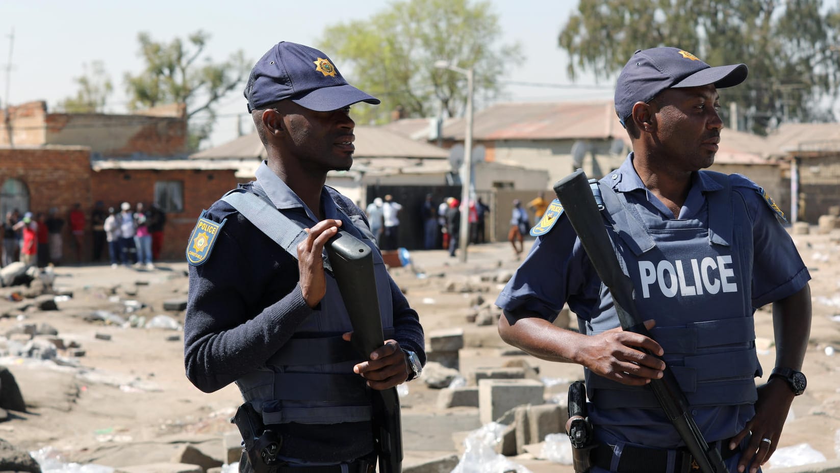 Polizisten in einem Township von Johannesburg: Bei ausländerfeindlichen Unruhen sind mehrere Menschen ums Leben gekommen. Polizisten in einem Township von Johannesburg: Bei ausländerfeindlichen Unruhen sind mehrere Menschen ums Leben gekommen.