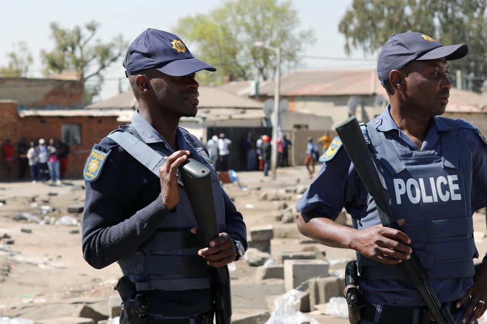 Polizisten in einem Township von Johannesburg: Bei ausländerfeindlichen Unruhen sind mehrere Menschen ums Leben gekommen.