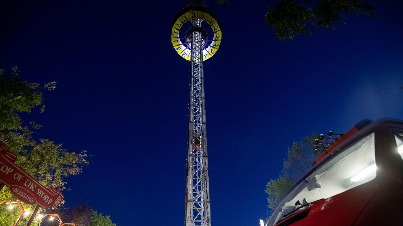 Die Plattform eines Aussichtsturm des fränkischen Freizeitparks steckt in 60 Metern Höhe fest: Die Besucher mussten mit einem Hubschrauber gerettet werden.