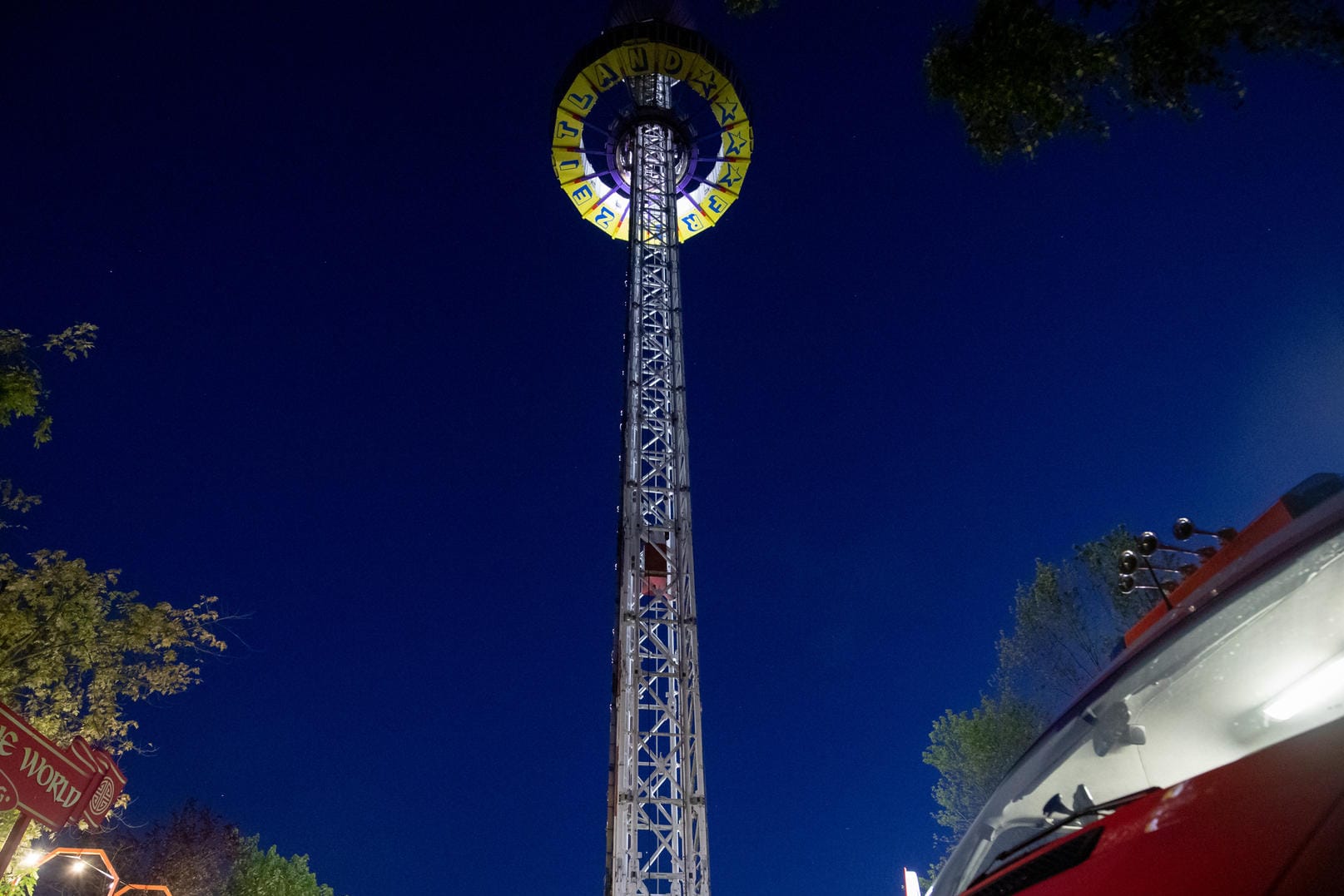 Die Plattform eines Aussichtsturm des fränkischen Freizeitparks steckt in 60 Metern Höhe fest: Die Besucher mussten mit einem Hubschrauber gerettet werden.