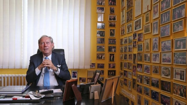 Werner Mang in seinem Büro in der Bodensee Klinik.