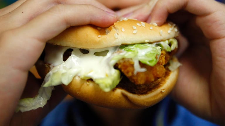 Ein Chickenburger sorgt in den USA für Ärger (Symbolbild): Die Enttäuschung über den Ausverkauf des Burgers scheint groß zu sein.