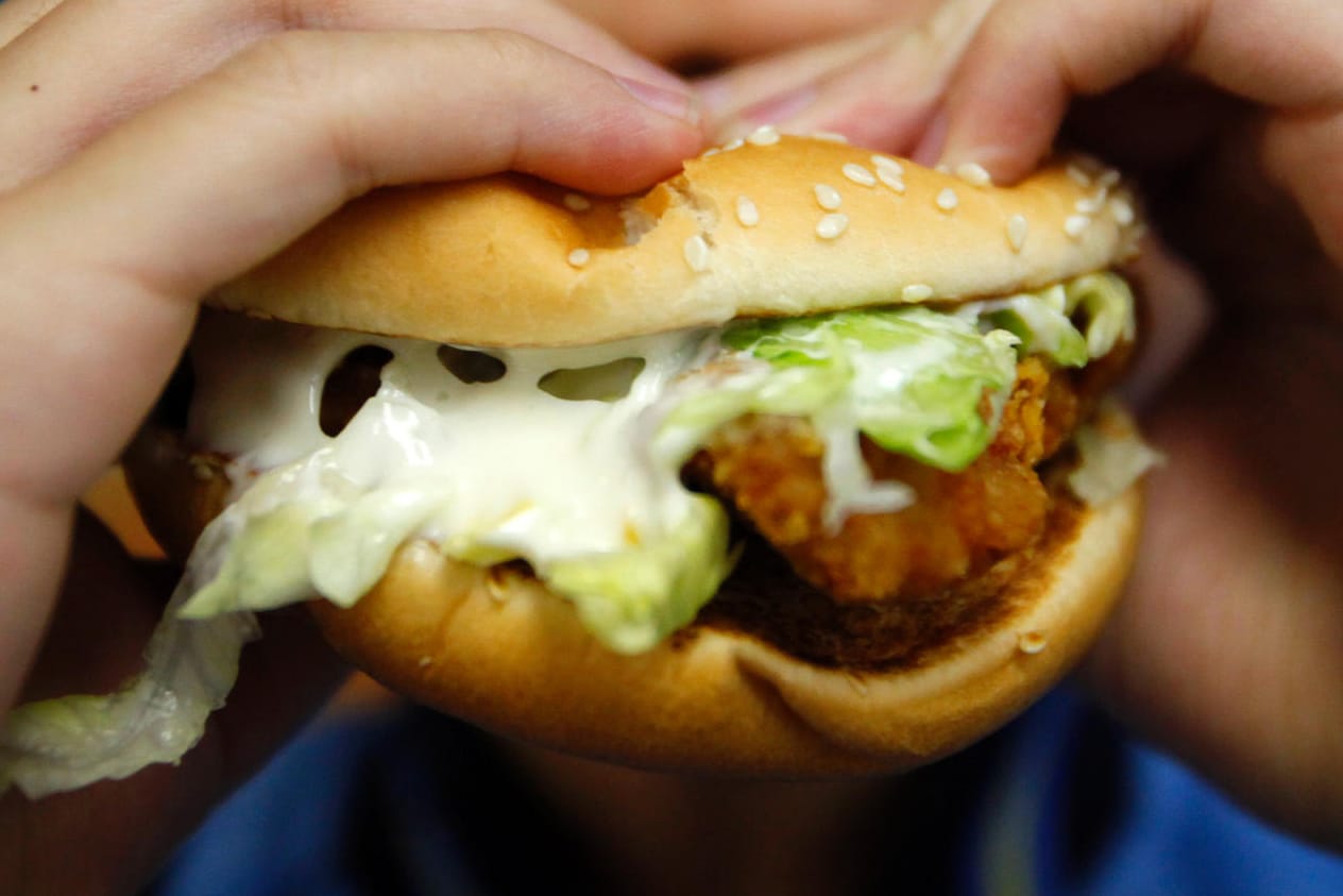 Ein Chickenburger sorgt in den USA für Ärger (Symbolbild): Die Enttäuschung über den Ausverkauf des Burgers scheint groß zu sein.