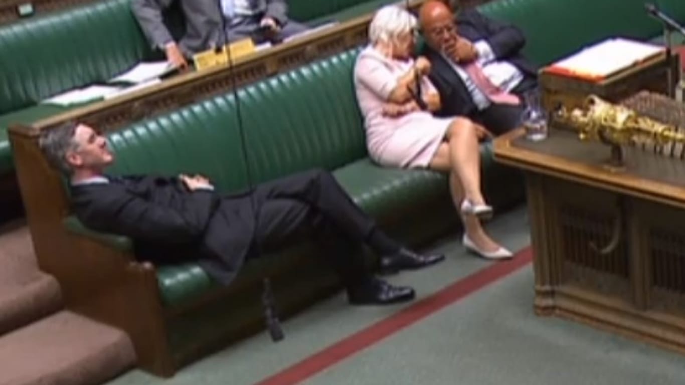 Der Vorsitzende des britischen Unterhauses, Jacob Rees-Mogg, lehnt sich während der Notstandsdebatte gelangweilt in seiner Parlamentsbank zurück.