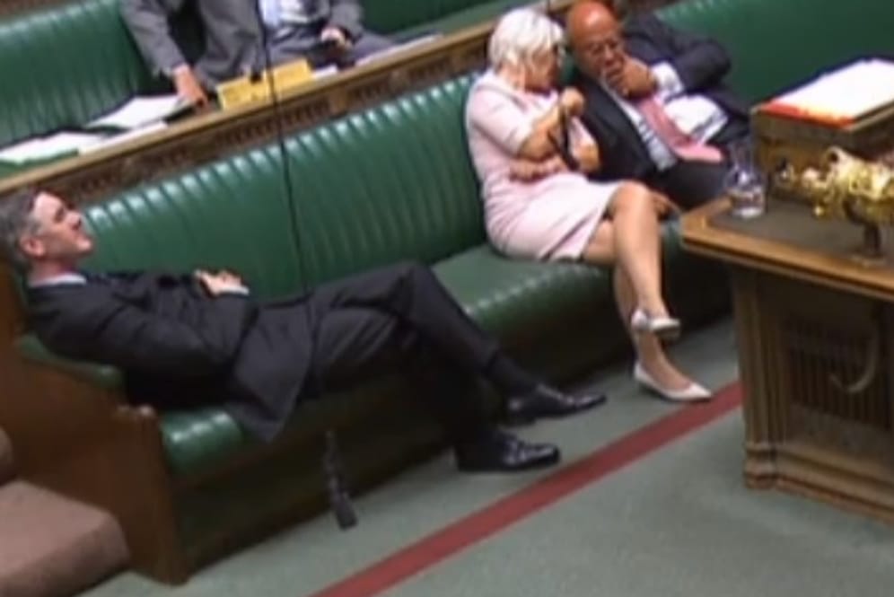 Der Vorsitzende des britischen Unterhauses, Jacob Rees-Mogg, lehnt sich während der Notstandsdebatte gelangweilt in seiner Parlamentsbank zurück.