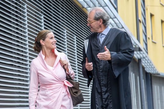 Rechtliche Beratung hat ihren Preis: Wie hoch das Anwaltshonorar ist, richtet sich nach dem Fall. Rechtliche Beratung hat ihren Preis: Wie hoch das Anwaltshonorar ist, richtet sich nach dem Fall.