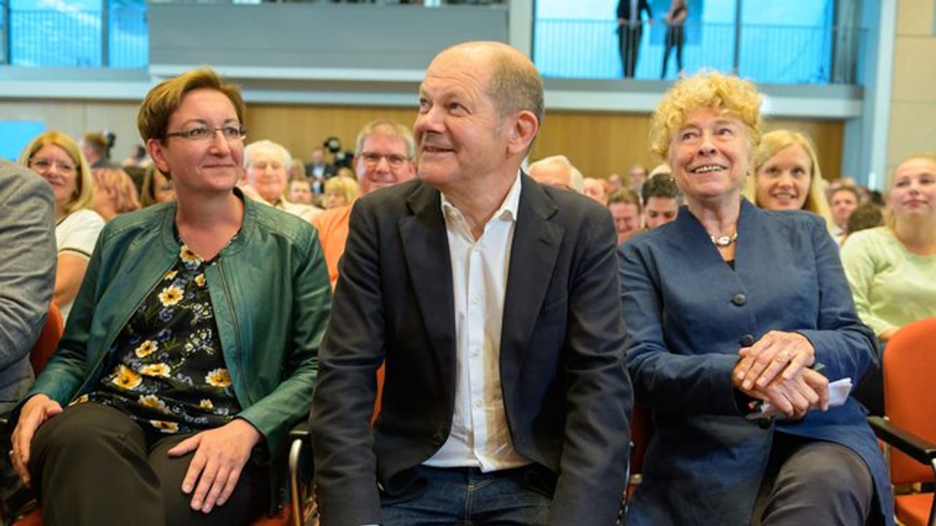 Ganz entspannt: Die Kandidaten für den SPD-Vorsitz, Klara Geywitz, Olaf Scholz und Gesine Schwan.