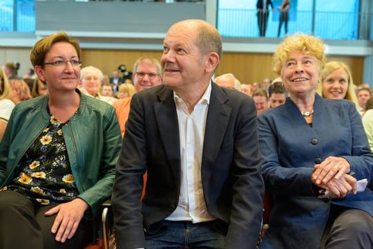 Ganz entspannt: Die Kandidaten für den SPD-Vorsitz, Klara Geywitz, Olaf Scholz und Gesine Schwan.