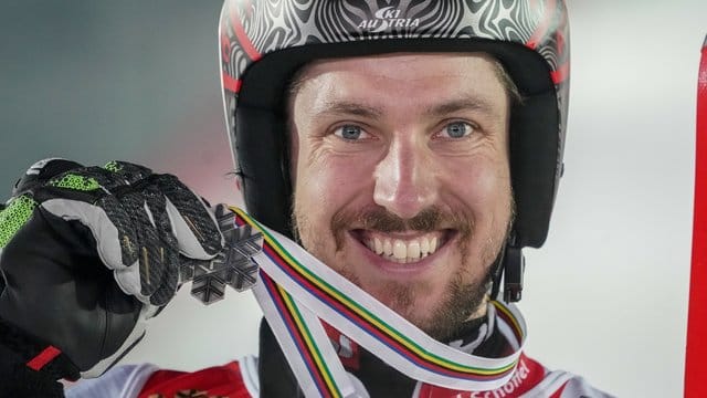 Österreichs Ski-Star Marcel Hirscher hat eine Pressekonferenz unter dem Titel "Rückblick, Einblick, Ausblick" angekündigt. Österreichs Ski-Star Marcel Hirscher hat eine Pressekonferenz unter dem Titel "Rückblick, Einblick, Ausblick" angekündigt.