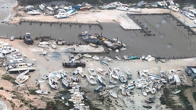 Bahamas: Dieses von der U.S. Coast Guard Station Clearwater zur Verfügung gestellte Bild zeigt die Verwüstung in einem Yachthafen in dem Karibikstaat.