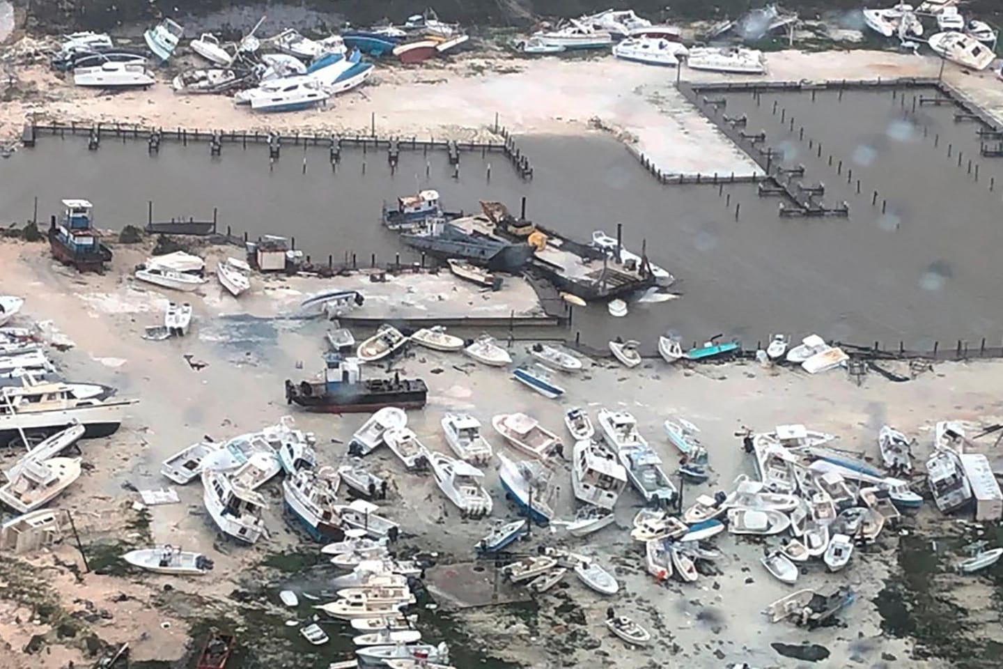 Bahamas: Dieses von der U.S. Coast Guard Station Clearwater zur Verfügung gestellte Bild zeigt die Verwüstung in einem Yachthafen in dem Karibikstaat.