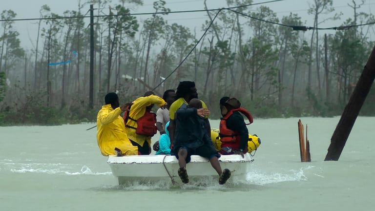 Bahamas, Freeport: Freiwillige Helfer retten eine Familie aus dem Flutwasser des Hurrikans Dorian.