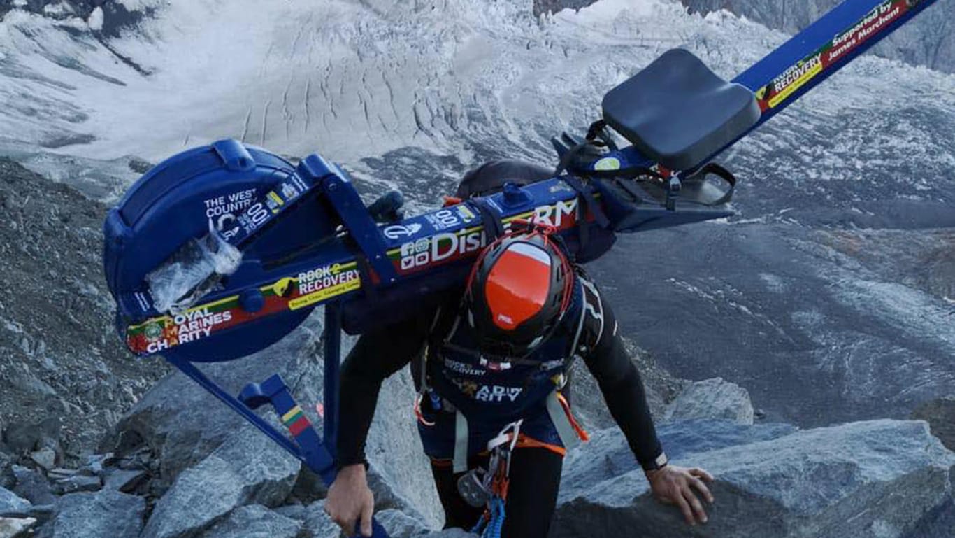 Der britische Extremsportler Matthew Paul Disney: Er hat eine Rudermaschine auf den Mont Blanc getragen – und dort stehen lassen.